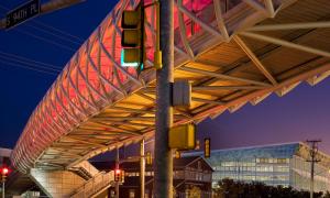 人行天橋：新的行人“飛行路線”